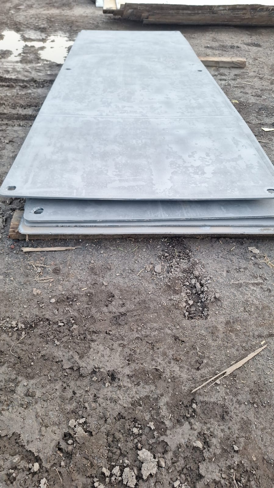 Stapel industrieller Stahlplatten bereit zur Auslieferung